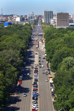 Berlin, Almanya - 9 Temmuz 2024: 17 Haziran Caddesi manzarası, Tiergarten parkından geçen Unter den Linden bulvarının devamı.