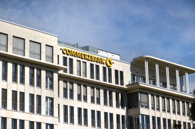 Berlin, Almanya - 9 Temmuz 2024: Frankfurt am Main, Almanya merkezli bir Avrupa bankacılık kurumu olan Commerzbank 'ın Berlin ofisi