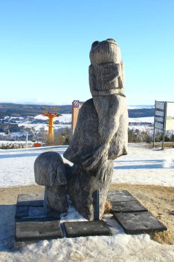 Oberwiesenthal, Almanya - 31 Aralık 2024: Oberwiesenthal, Saksonya 'nın Erzgebirgskreis ilçesine bağlı bir kasaba ve kayak merkezi. 914 metreyle Almanya 'nın en yüksek şehridir..