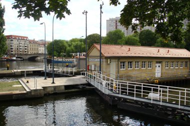 Berlin, Almanya - 8 Temmuz 2024: Muehlendammschleuse (Değirmen Barajı) kilidi, Mitte ilçesinin doğusunda