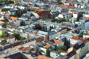 Berlin, Almanya - 7 Temmuz 2024: Berlin şehir merkezinin Berlin Mitte bölgesindeki ikonik televizyon kulesi Fernsehturm 'dan görünüşü