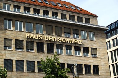 Berlin, Almanya - 7 Temmuz 2024: Haus der Schweiz, veya The House of Swiss, Berlin 'in Mitte bölgesinde bir ticari bina, kısmen otel olarak kullanılıyor..