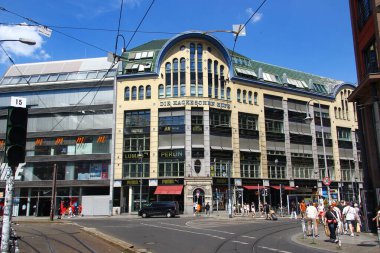 Berlin, Almanya - 9 Temmuz 2024: Hacke 'nin Avluları, veya Hackesche Hoefe, Berlin' in merkezinde Hackescher Markt 'a komşu olan önemli bir avlu kompleksi.