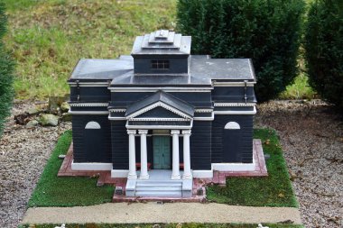 Lichtenstein, Almanya - 29 Mart 2024: Waldenburg 'da bir İngiliz manzara bahçesinde Bathhouse' un modeli. Miniwelt 'te, Lichtenstein, Saksonya' da bir minyatür parkta.