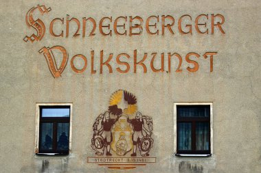 Schneeberg, Almanya - 26 Mart 2024: Schneeberg 'de halk sanatı duvar resmi, Ore Dağları' nda tarihi bir maden kasabası, Saksonya, Almanya