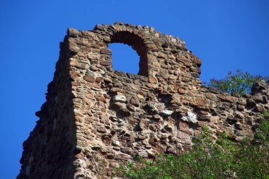 Mavi Gökyüzüne Karşı Dairesel Pencereli Antik Kalıntılar