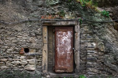 Esrarengiz Paslı Kapı Eski Taş Duvarda