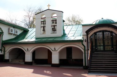 Kyiv, Ukrayna - 22 Nisan 2017: Ukrayna 'nın Kiev kentindeki Kitaevo Manastırı' ndaki Kutsal Üçlü Kilisesi 'nin Yeşil Kapsülleri