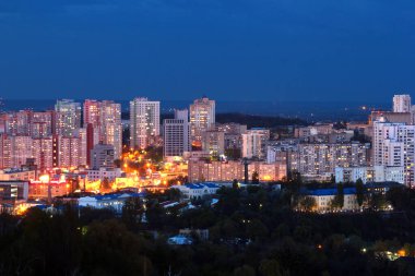 Kyiv, Ukrayna - 22 Nisan 2017: Ukrayna 'nın başkenti Kyiv' in Demiyivka ve Tsymbaliv Yar yerleşim bölgelerinin manzarası
