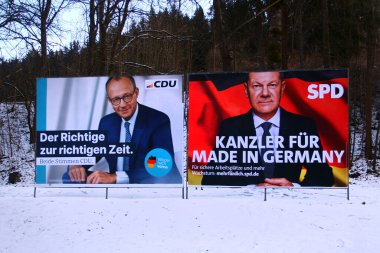 Bad Brambach, Almanya - 16 Şubat 2024: Parti liderlerinin portrelerinin yer aldığı seçim posterleri - CDU 'dan Friedrich Merz ve SPD' den Olaf Scholz