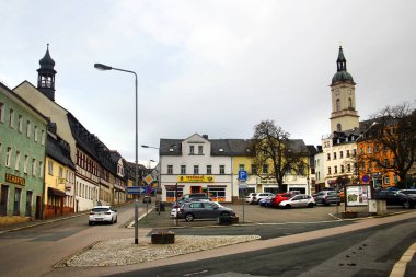 Lichtenstein, Almanya - 29 Mart 2024: Saksonya 'nın Zwickau ilçesinde yer alan Lichtenstein' in sokak manzarası, eski kale ve saray da dahil olmak üzere tarihi yerleriyle tanınıyor..