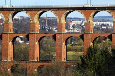 Netzschkau, Almanya - 17 Mart 2024: Goltzsch Viaduct, Almanya 'nın Saksonya kentinde bulunan dünyanın en büyük tuğla yapımı demiryolu köprüsü..