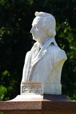 Frantiskovy Lazne, Çek Cumhuriyeti - 30 Eylül 2023: Frantiskovy Lazne olarak bilinen kaplıca kasabasını kurmasıyla tanınan Bohem doktor Dr. Bernhard Adler 'in Anıtı.