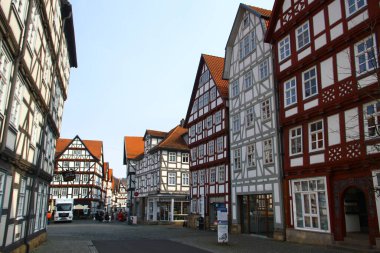 Melsungen, Almanya - 11 Mart 2025: Hessen 'de Kassel yakınlarındaki küçük bir kasaba olan Melsungen' in sokak manzarası, eski yarı keresteli fachwerk evleriyle ünlüdür..