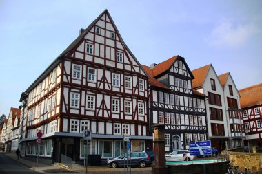 Melsungen, Almanya - 11 Mart 2025: Hessen 'de Kassel yakınlarındaki küçük bir kasaba olan Melsungen' in sokak manzarası, eski yarı keresteli fachwerk evleriyle ünlüdür..