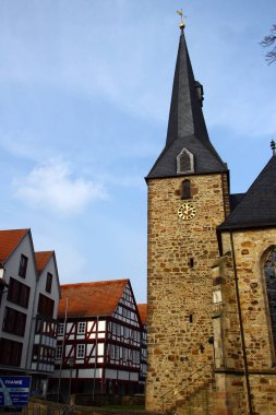 Melsungen, Almanya - 11 Mart 2025: Hessen 'de Kassel yakınlarındaki küçük bir kasaba olan Melsungen' in sokak manzarası, eski yarı keresteli fachwerk evleriyle ünlüdür..