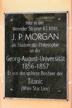 Goettingen, Almanya - 9 Mart 2025: Goettingen Georg-August Üniversitesi 'nde okuyan ve daha sonra RMS Titanik' in sahibi olan Amerikalı finansör J.P. Morgan onuruna bir anıt plaket