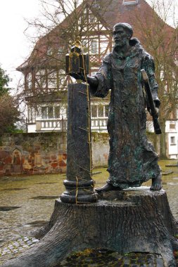 Fritzlar, Almanya - 11 Mart 2025: Aziz Peter Kilisesi önünde İngiltere 'den bir Hıristiyan misyoner olan Aziz Boniface Heykeli