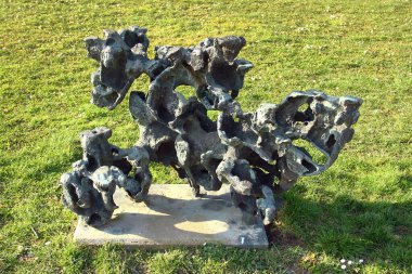 Kassel, Almanya - 10 Mart 2025: Termit Bush, ya da Termitenstrauch, 1969 Helmut Brinckmann 'ın New Gallery Sanat Müzesi yakınlarındaki bir heykeli.