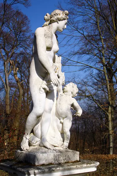 Kassel, Almanya - 10 Mart 2025: Bergpark Wilhelmshoehe 'deki Venüs Heykeli, Kassel, Hessen' deki bir peyzaj parkı ve Avrupa 'nın en büyük yamaç parkı..