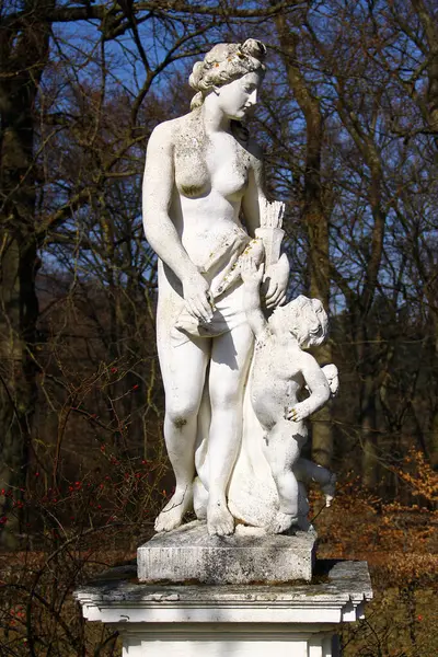 Kassel, Almanya - 10 Mart 2025: Bergpark Wilhelmshoehe 'deki Venüs Heykeli, Kassel, Hessen' deki bir peyzaj parkı ve Avrupa 'nın en büyük yamaç parkı..