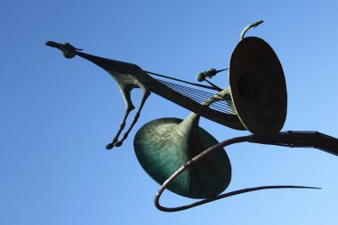 Goettingen, Almanya - 9 Mart 2025: Goettingen 'deki Bahnhofsplatz' da Hans Gerd Ruwe 'un bir heykeli olan Elçi veya Der Bote