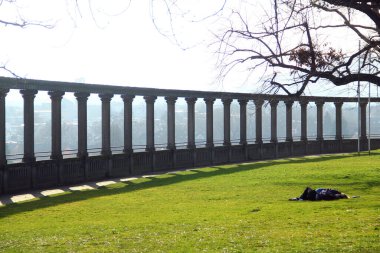 Weinberg, küçük bir tepe ve park alanı. Almanya 'nın Kassel kentinin yürüyüş, dinlenme ve manzarası ile ünlüdür. 
