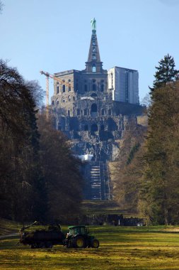 Kassel, Almanya - 10 Mart 2025: Bergpark Wilhelmshoehe, Kassel, Hessen 'deki bir peyzaj parkı ve Avrupa' nın en büyük yamaç parkı.