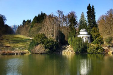 Kassel, Almanya - 10 Mart 2025: Bergpark Wilhelmshoehe, Kassel, Hessen 'deki bir peyzaj parkı ve Avrupa' nın en büyük yamaç parkı.