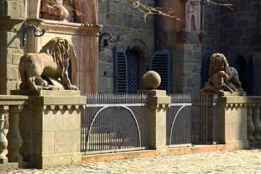Kassel, Almanya - 10 Mart 2025: Bergpark Wilhelmshoehe 'deki Loewenburg şatosu, Kassel, Hessen' deki bir peyzaj parkı ve Avrupa 'nın en büyük yamaç parkı..