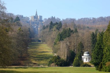 Kassel, Almanya - 10 Mart 2025: Bergpark Wilhelmshoehe, Kassel, Hessen 'deki bir peyzaj parkı ve Avrupa' nın en büyük yamaç parkı.