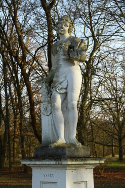 Kassel, Almanya - 10 Mart 2025: Roma dininin bakire tanrıçası Vesta heykeli. Karlsaue Parkı 'nda..