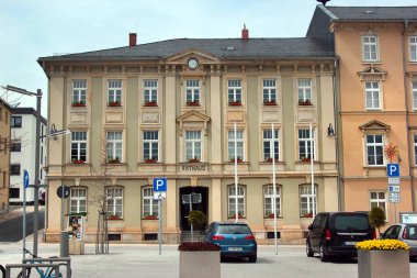 Lengenfeld, Almanya - 5 Mayıs 2023: Almanya 'nın Saksonya bölgesinin Vogtland bölgesinde bir kasaba olan Lengenfeld Pazar Meydanı' nda tarihi belediye binası (Rathaus)