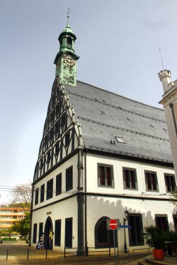Zwickau, Almanya - 8 Nisan 2024: Zwickau Tiyatrosu 'nun merkezindeki Eski Pazar Meydanı