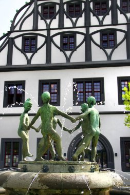 Zwickau, Almanya - 8 Nisan 2024: Zwickau Tiyatrosu 'nun merkezindeki Eski Pazar Meydanı