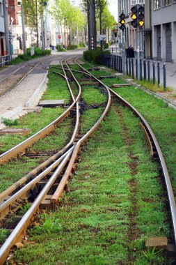 Zwickau, Almanya - 8 Nisan 2024: Birleştirilmiş çift ölçü üçlü ray. Trenler ve Zwickau 'da tramvaylar tarafından kullanılan dar metre ölçüm yolu