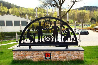 Markersbach, Almanya - 20 Nisan 2025: Schwibbogen, Saksonya Dağları bölgesinden geleneksel kemer şeklinde mum tutucu