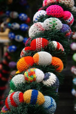 Almanya 'nın Ore Dağları' nda yerel dantel yapım geleneğini kutlayan renkli ipliğe sarılı yumurtalarla Paskalya süsleri.