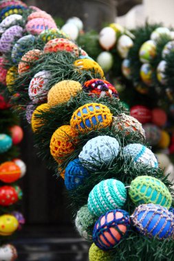 Almanya 'nın Ore Dağları' nda yerel dantel yapım geleneğini kutlayan renkli ipliğe sarılı yumurtalarla Paskalya süsleri.
