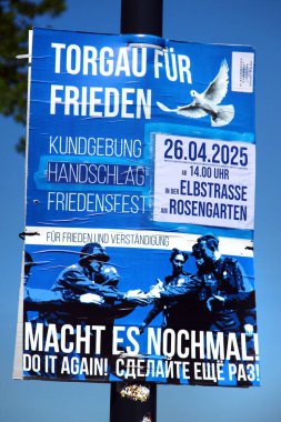 Torgau, Almanya - 26 Nisan 2025: Elbe Günü 'nün 80' inci yıldönümü için Barış Yürüyüşü Bayrağı