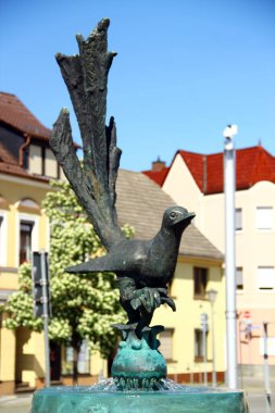 Elsterwerda, Almanya - 27 Nisan 2025 Pazar Meydanı 'ndaki Elsterbrunnen Çeşmesi' nde Bronz Saksağan Heykeli