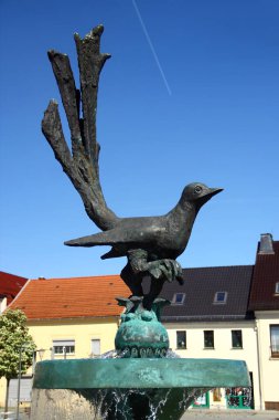 Elsterwerda, Almanya - 27 Nisan 2025 Pazar Meydanı 'ndaki Elsterbrunnen Çeşmesi' nde Bronz Saksağan Heykeli