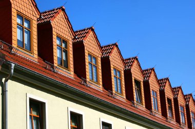 Açık Mavi Gökyüzü Altında Gabled Dormers Sırası