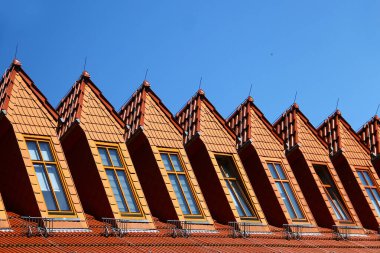 Açık Mavi Gökyüzü Altında Gabled Dormers Sırası