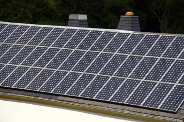 Sürdürülebilir enerji için konut çatısı üzerine kurulmuş güneş panelleri