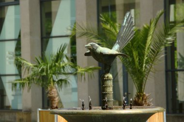 Bad Elster, Almanya - 11 Mayıs 2025 Tarihsel bir spa kasabası olan Bad Elster, Saksonya 'nın simgesi olan bronz bir saksağan heykeli.