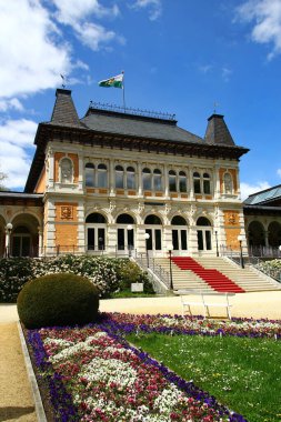Bad Elster, Almanya - 11 Mayıs 2025: Kurhaus, Saksonya 'nın Bad Elster kasabasında büyük merdivenleri ve çiçek bahçesi olan tarihi bir kaplıca ve kültür binası.