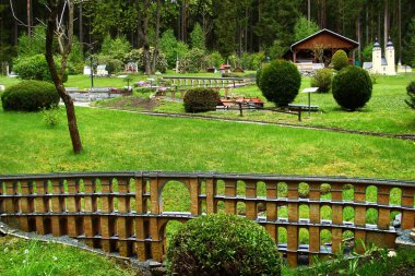 Adorf, Almanya - 11 Mayıs 2025: Adorf 'taki Klein-Vogtland minyatür parkında Vogtland Saksonya bölgesinden ikonik simgelerin ve geleneksel binaların ayrıntılı modelleri yer alıyor..