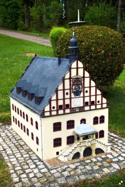 Adorf, Almanya - 11 Mayıs 2025: Adorf 'taki Klein-Vogtland minyatür parkında Plauen Town Hall ve Vogtland Saksonya bölgesinin diğer simgeleri yer alıyor..