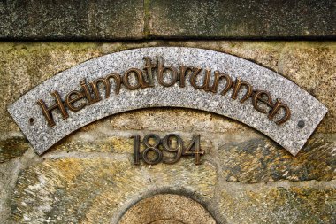 Elsterberg, Almanya - 28 Nisan 2025: Heimatbrunnen, 1894 yılında Elsterberg, Saksonya 'da kurulan tarihi granit çeşmesi